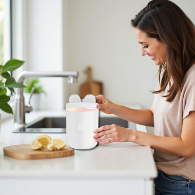 Jeune maman souriante utilisant le chauffe biberon BabyWarm Pro™ dans une cuisine, parfait pour les routines du quotidien
