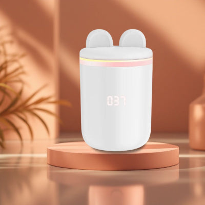 Chauffe biberon BabyWarm Pro™ blanc avec affichage LED 37°C, présenté sur un socle décoratif dans un intérieur moderne et chaleureux