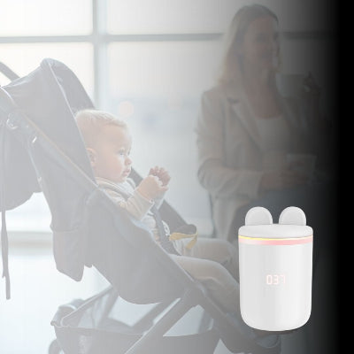 Chauffe biberon sans fil BabyWarm Pro™ avec lumière douce activée, placé à côté d’un bébé en poussette dans un cadre tamisé