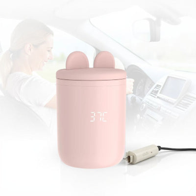 Chauffe biberon rose BabyWarm Pro™ branché dans une voiture, pratique pour nourrir bébé pendant les trajets