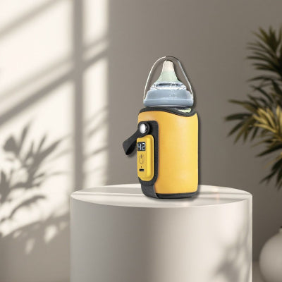 Chauffe biberon nomade jaune mis en valeur sur un support cylindrique à la lumière du jour, montrant son design moderne et compact.