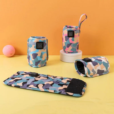 Collection de chauffe biberons nomades camouflage rose et bleu sur fond jaune, montrant les différentes positions et coloris disponibles pour une solution nomade pour bébé.