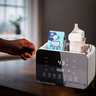 Chauffe biberon DuoWarm Elite™ prêt à chauffer du lait et une brique de lait en pleine nuit, pratique pour les tétées nocturnes.