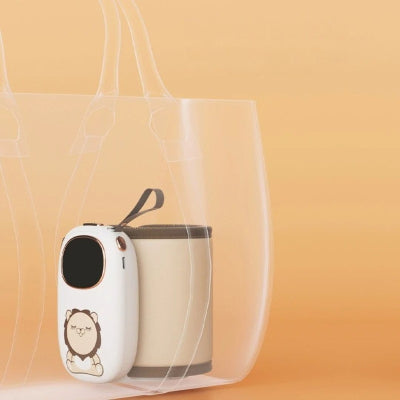 Chauffe-biberon portable inséré dans un sac transparent, démonstration de sa légèreté et de sa portabilité pour les parents en déplacement, design lion mignon et pratique.