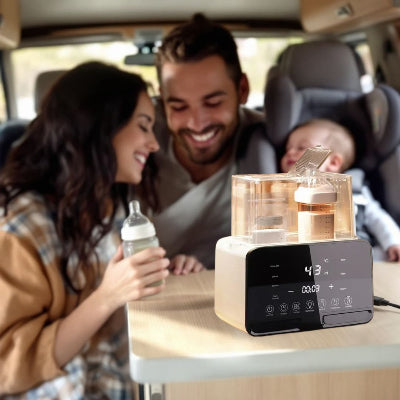 Chauffe biberon DuoWarm Elite™ utilisé en voyage dans une voiture, avec un couple nourrissant leur bébé, soulignant sa compatibilité nomade via USB.