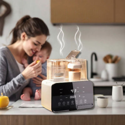 Chauffe biberon DuoWarm Elite™ en mode vapeur sur un plan de travail, utilisé par une maman tenant son bébé dans une cuisine moderne, idéal pour réchauffer rapidement le lait.