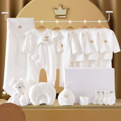 Coffret naissance bébé blanc élégant avec 20 pièces essentielles pour les premiers mois, incluant doudou, bonnet, chaussons et boîte cadeau.
