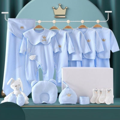 Coffret naissance bébé bleu ciel avec vêtements en coton, accessoires hypoallergéniques et peluche douce, parfait pour garçons ou coffret mixte.