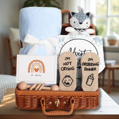 Coffret Naissance Bébé en situation dans un salon lumineux avec ses accessoires de puériculture naturels et textiles doux pour bébé garçon