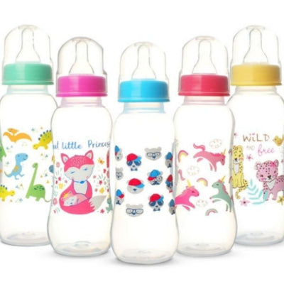 Cinq biberons pour bébé aux bouchons multicolores, ornés de motifs variés (dinosaures, renards, licornes, nounours) – choix de biberons originaux et joyeux.