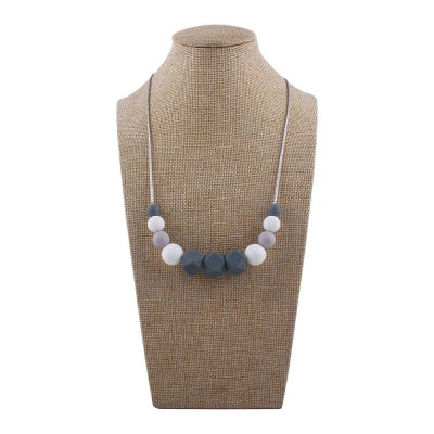 Collier d’allaitement avec perles pastel en silicone, design élégant et apaisant pour maman et bébé.