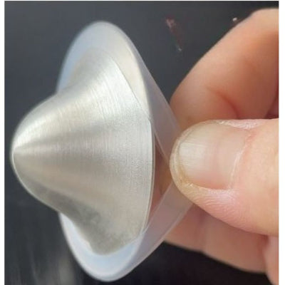 Vue rapprochée d’une coupelle d’allaitement en argent avec rebords souples et forme adaptée aux mamelons sensibles
