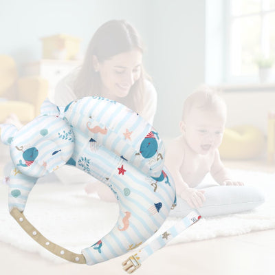 Coussin de maternité multifonction utilisé comme support de positionnement pour bébé durant les moments d’éveil, avec design marin et oreiller ergonomique.