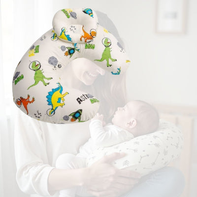 Séance d’allaitement avec bébé dans un coussin d’allaitement AstroDino™ imprimé de dinosaures de l’espace, offrant soutien optimal et complicité visuelle.