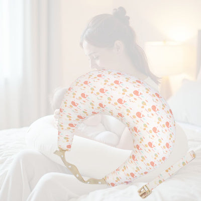 Jeune maman allaitant son bébé dans un lit grâce au coussin d’allaitement motif baleines, offrant un soutien confortable du bras et du dos pendant la tétée.