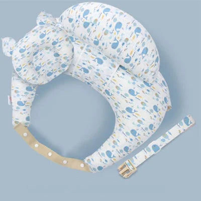 Coussin d’allaitement avec oreiller bébé intégré et rail de sécurité, motif baleines bleues. Offre un soutien complet pendant la tétée et favorise la digestion de bébé grâce à une légère inclinaison.