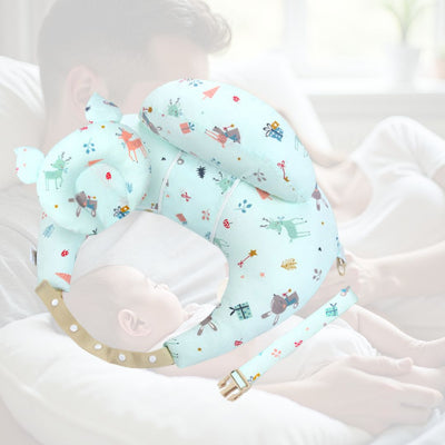 Papa tenant un nourrisson allongé sur un coussin allaitement complet avec oreiller dorsal et oreiller tête, offrant une position inclinée à 15° pour faciliter la digestion après la tétée.