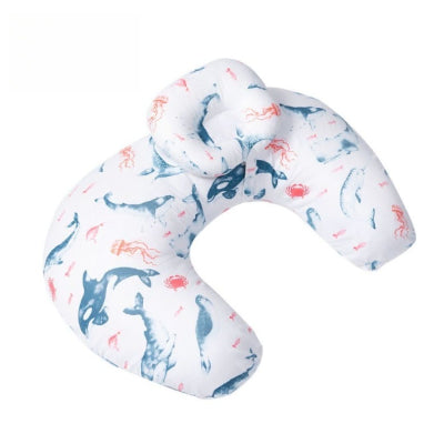 Coussin d’allaitement blanc à motifs bleus et corail d’animaux marins, incluant un oreiller amovible, parfait pour allaiter bébé au sein ou au biberon en tout confort.