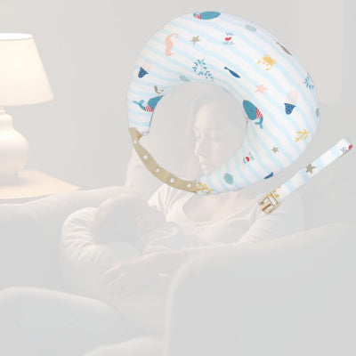 Oreiller d’allaitement utilisé en soirée pour nourrir bébé dans un fauteuil, apportant maintien du dos et des bras, parfait pour un allaitement nocturne confortable et détendu.