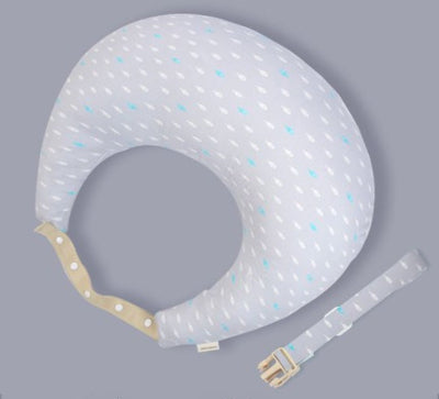 Coussin d’allaitement ergonomique bleu gris avec sangle ajustable pour soutenir maman pendant la tétée.
