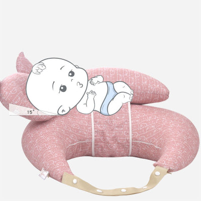 Illustration montrant le coussin d’allaitement 3-en-1 avec une inclinaison à 15° pour réduire les reflux et favoriser une digestion douce chez le bébé.