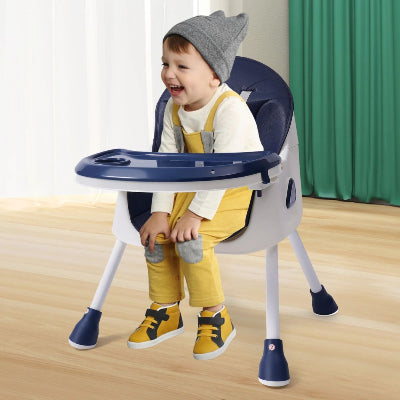 Chaise bébé portable bleue et blanche utilisée comme petit siège repas enfant, adaptée dès 6 mois jusqu’à 5 ans.