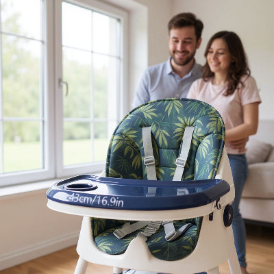 Chaise haute bébé portable avec coussin vert imprimé tropical, harnais 5 points et plateau repas, parfaite comme chaise de table pour bébé évolutif.