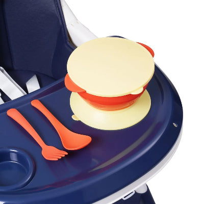 Plateau de chaise haute bébé bleu avec accessoires repas (cuillère, fourchette et bol), pratique pour un siège repas bébé évolutif.