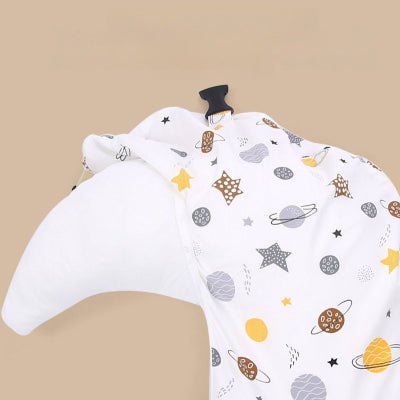 Coussin Allaitement pour Bébé avec housse amovible lavable, imprimé étoiles et planètes, inclinaison douce anti-reflux pour plus de confort.