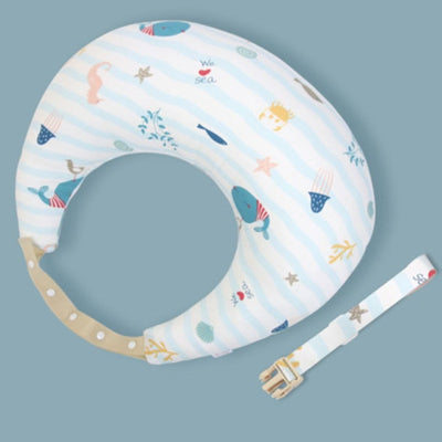 Coussin d’allaitement en forme de croissant avec sangle ajustable, imprimé thème marin, offrant un confort optimal pour allaiter bébé à la maison ou en déplacement.