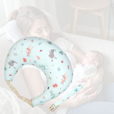 Maman allaitant son bébé sur un canapé avec un coussin allaitement vert à motifs animaux, procurant un confort ergonomique et un soutien stable pour des moments de tendresse prolongés.