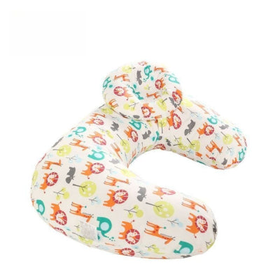Coussin d’allaitement en forme de croissant avec motifs safari colorés (lions, éléphants, girafes), pour un allaitement confortable et une posture naturelle.
