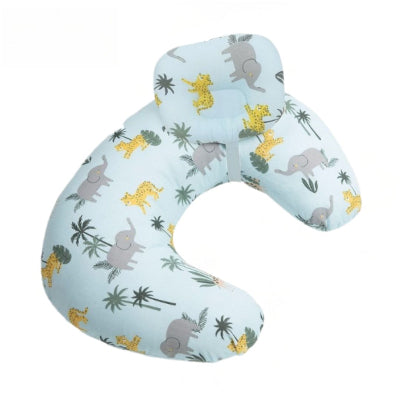 Coussin d’allaitement en coton avec imprimés éléphants et guépards sur fond bleu, idéal pour un soutien pendant l’allaitement et les moments de repos post-partum.