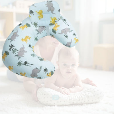 Utilisation du coussin d’allaitement savane par un bébé en séance de tummy time, illustrant sa fonction de coussin de positionnement sécurisant.