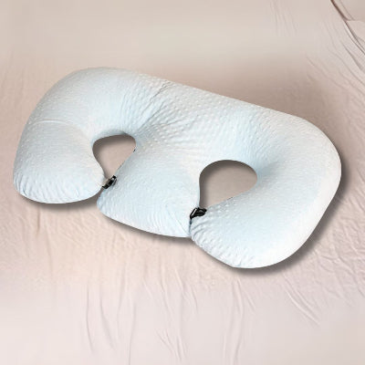 Vue du coussin d’allaitement jumeaux en forme ouverte, avec assise large et doubles soutiens pour les jumeaux.