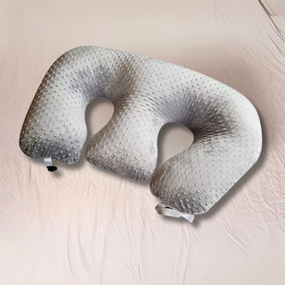Coussin d’allaitement jumeaux gris en forme de fer à cheval avec texture minky douce et bretelles ajustables.