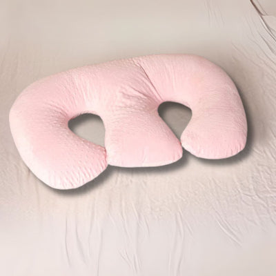 Coussin d’allaitement jumeaux rose fermé, offrant un espace sécurisé pour le positionnement simultané de deux bébés.