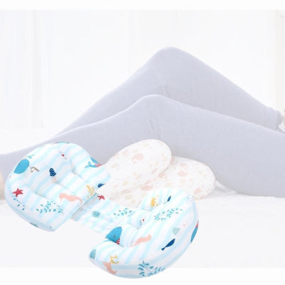 Coussin de grossesse double cale bleu ciel utilisé pour soulager la pression sur le dos et le ventre lors du sommeil latéral.