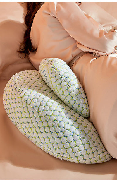Femme enceinte utilisant un coussin de grossesse pour soulager la pression et réduire les douleurs lombaires