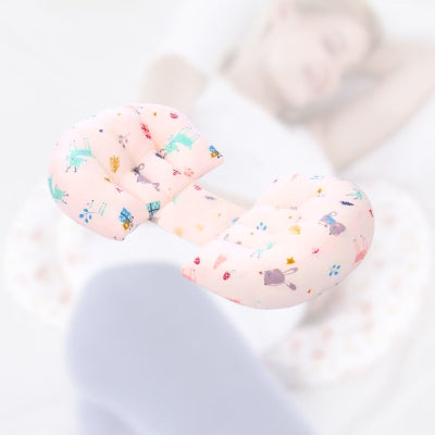 Coussin de grossesse évolutif rose clair avec double cale pour dormir confortablement sur le côté pendant la grossesse.