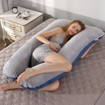 Utilisation latérale du coussin de grossesse pour soulager la colonne vertébrale et améliorer la circulation pendant la sieste.
