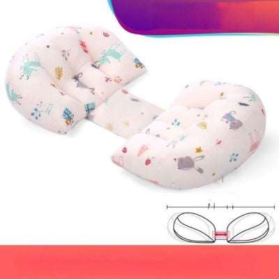 Coussin de grossesse rose à motifs animaux avec distance ajustable pour accompagner l’évolution de la grossesse en toute douceur.