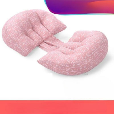 coussin grossesse ergonomique à imprimé chats blancs sur fond rose pastel, conçu pour offrir un confort optimal pendant la grossesse