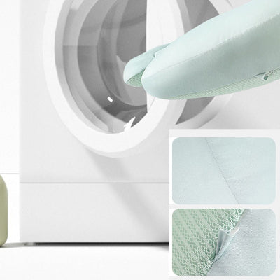 Coussin pour nouveau-ne avec housse amovible lavable en machine, tissu respirant et coutures renforcées pour un entretien facile et une hygiène parfaite.