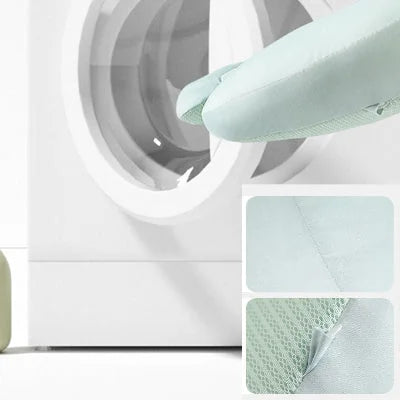 Coussin pour nouveau-ne avec housse amovible lavable en machine, tissu respirant et coutures renforcées pour un entretien facile et une hygiène parfaite.