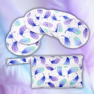 Coussinet d’allaitement Plume Enchantée™ alliant élégance et confort avec des motifs plumeaux raffinés.