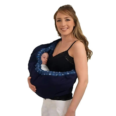 Jeune maman portant son bébé endormi dans une écharpe de portage allaitement NursingSling bleu marine, portage physiologique et allaitement discret à la maison.