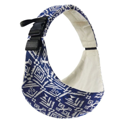 Écharpe de portage bleu à motifs géométriques blancs – vue sur fond blanc mettant en avant le design tribal.