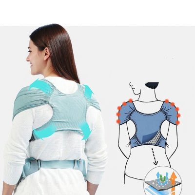 Écharpe de portage physiologique en teinte vert sauge, tendance et chaleureuse, portée en extérieur.
