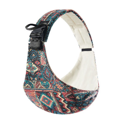 Écharpe de portage colorée au style ethnique, vue en détail sur fond blanc pour illustrer son confort intérieur